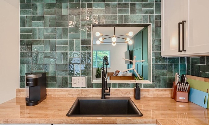 Sweetbriar Casa | BEST SXSW Spot - Sleeps 8, Themed Speakeasy Bar, Close to SoCo & Rainey