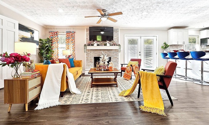 Snellville Casa | Vibrant & Cozy Home-Sleeps 12-King Bed-Fenced Yard