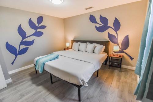 Berkley Casa | Vibrant & Cozy Two Bedroom Lower Unit King Beds