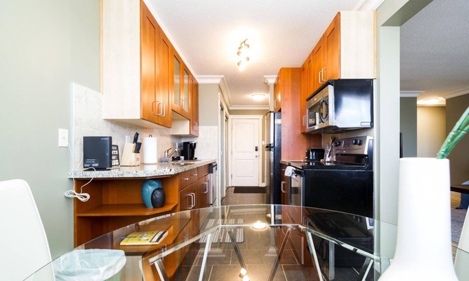 North Central Edmonton Apartamento | Vibrant Escapade Bright and spacious one bedroom min to NAIT Great for students