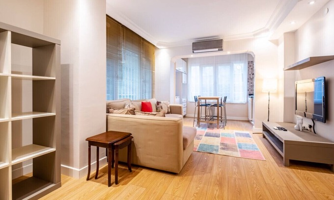 Gayrettepe Apartamento | Vibrant Flat Close to Zorlu Center with Backyard
