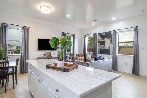 Central City Apartamento | Vibrant Gray Downtown Loft
