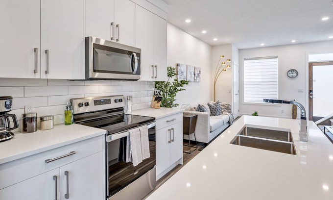 Crescent Heights Casa | Vibrant Inner City Townhome Private Garage ⭐️