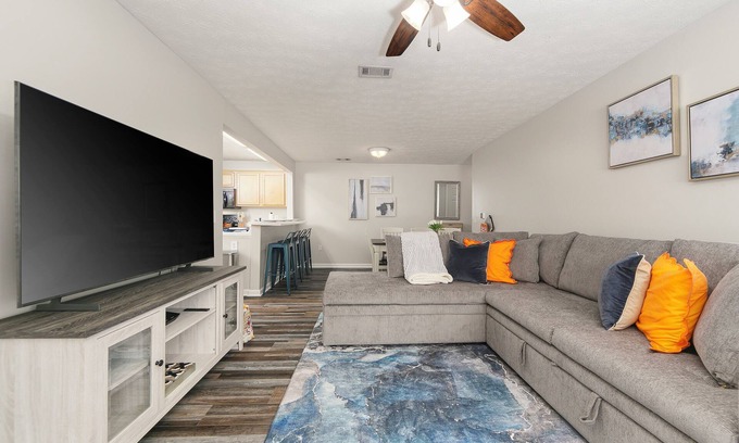 Auburn Condominio | Vibrant Living Near Auburn University l 4BR 4BA