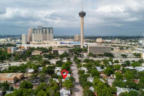 Southtown Casa | Vibrant Location Artistic Home Downtown King Bed