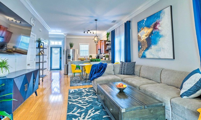 Castle Hayne Casa | Vibrant Pet-Friendly Townhome w/ Smart TVs!