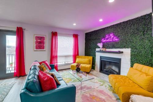 North Capitol Apartamento | Vibrant Riverfront 2BD with a Pool