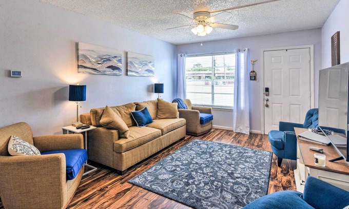 El Lago Condominio | Vibrant Seabrook Condo w/ Waterfront Pool!
