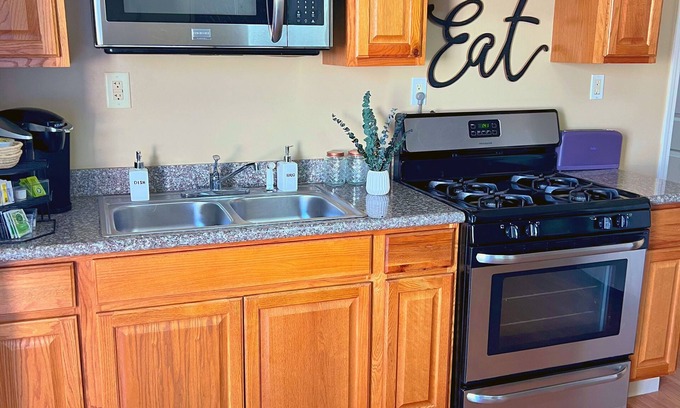 Saint Anthony Apartamento | Vibrant Studio, WiFi, Free Park- Walk to UNO, 2mi to city park, 4mi FrenchMarket