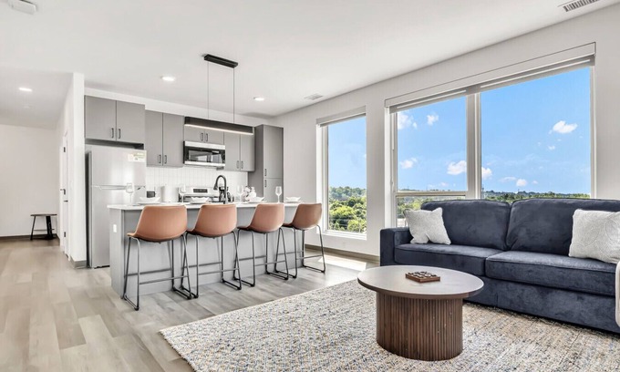 University Circle Apartamento | Vibrant & Sunny 2BR | Cleveland Clinic
