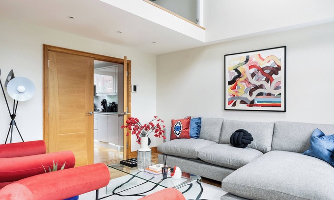 East Walworth Casa | Vibrant Urban Escape, Family Friendly - Sleeps 8!