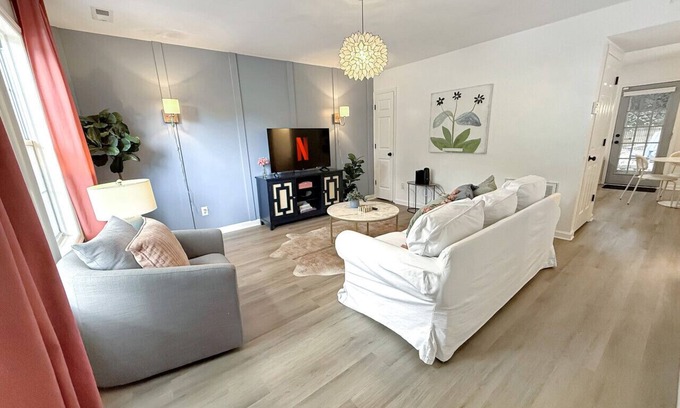 North Raleigh Casa | Vibrant Villa Green - 2 King Beds Pets Park Nearby