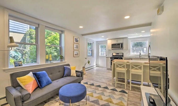 Winthrop Apartamento | Vibrant Winthrop Apartment - Close to Ocean!