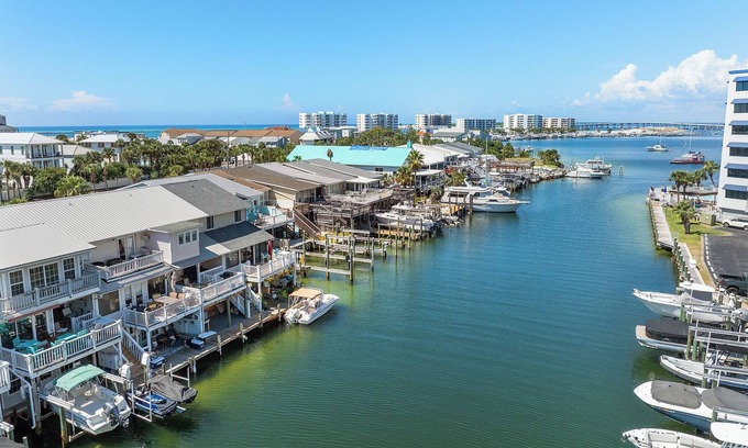 Holiday Isle Casa | "Vic's Fish Camp" 2 Private Beaches, Dock Space, 2 Balconies, Canal Front