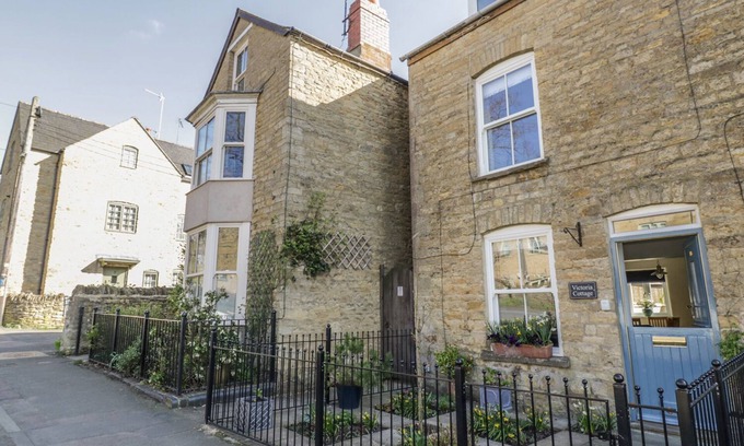 Chipping Norton Cabaña | VICTORIA COTTAGE, pet friendly, with open fire in Chipping Norton