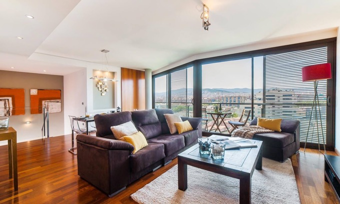 Provencals del Poblenou Apartamento | Victoria Diagonal Mar 1: Lujoso Apartamento Turístico Dúplex Cerca de la Playa