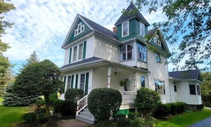 Elma Apartamento | Victoria House luxurious country feel. Close to Buffalo Bills stadium.