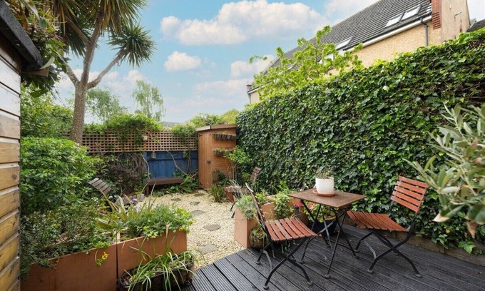 Victoria Casa | Victoria Park 2 Bedroom House w/ Garden & Parking