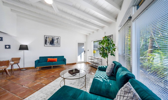 Hendricks and Venice Isles Apartamento | Victoria Park Apart with Private Backyard and BBQ