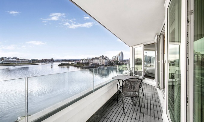 Inner Harbour Hotel | Victoria Regent Waterfront Hotel & Suites