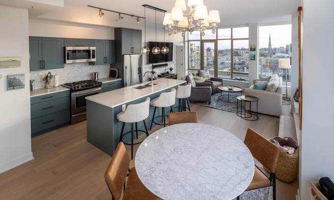 Downtown Victoria Apartamento | Victoria's SEA-Cret-Stunning Olympic and Inner Harbour Views from 450 sq ft Balcony