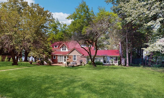 Ripon Casa | Victorian all-suite lakefront house with pier, piano, & wood fireplace