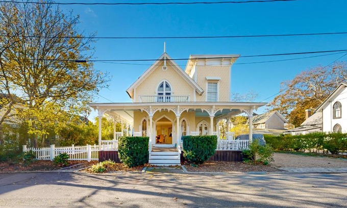 Oak Bluffs Casa | Victorian by the Sea