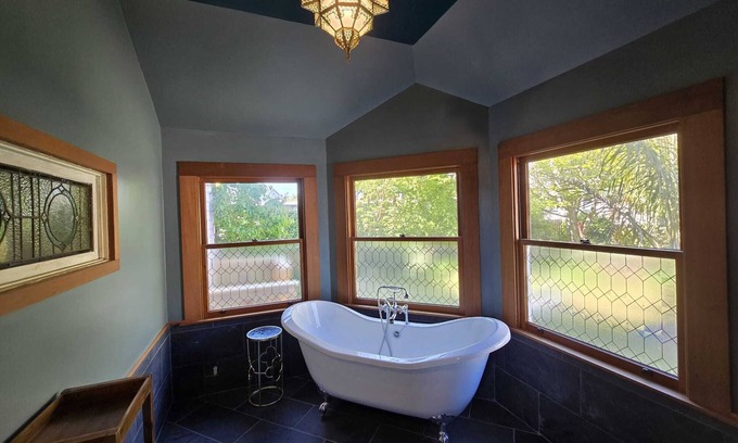 Eureka Casa | Victorian Charming 4-bedroom house with WiFi, AC in marvelous Eureka