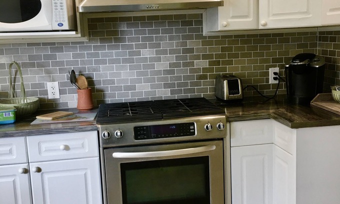 Amherst Apartamento | VICTORIAN Clarence House Duplex in Historic Downtown Residential Amherst, NS