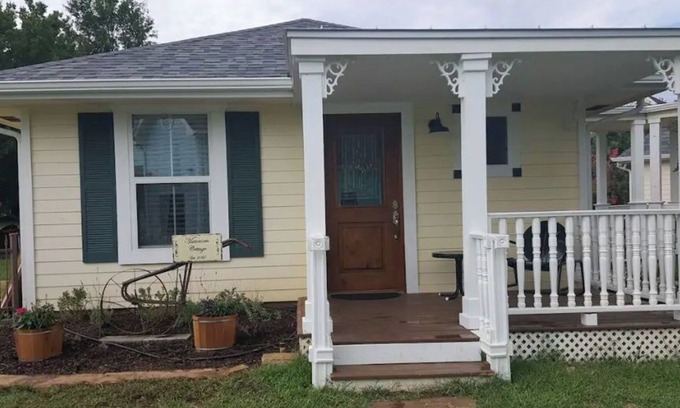 Granbury Cabaña | Victorian Cottage