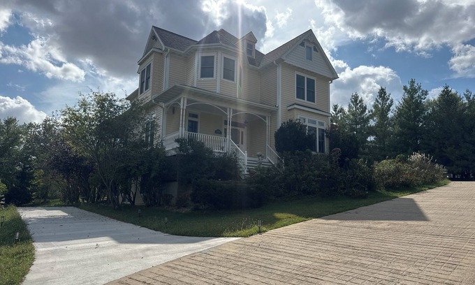 Pella Casa | Victorian Home Retreat Near Pella