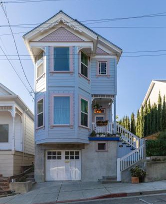 Crockett Casa | Victorian House-30 mins to Napa & SF, Free Pets!