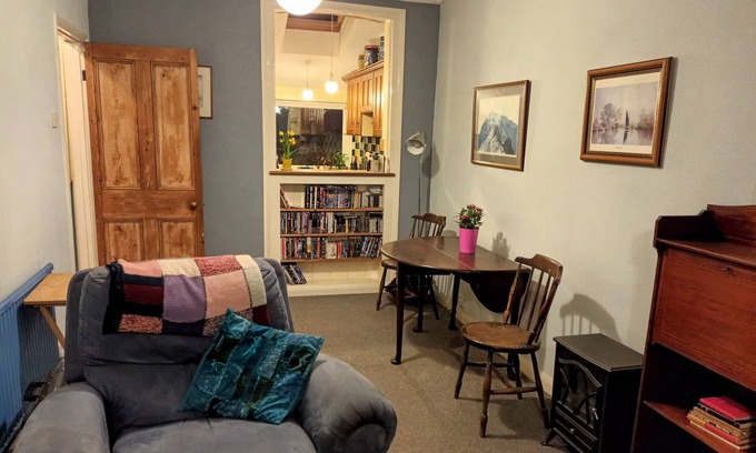 Swindon Casa | Victorian house in quiet street for 2 - 8. Garage, garden, great touring centre.