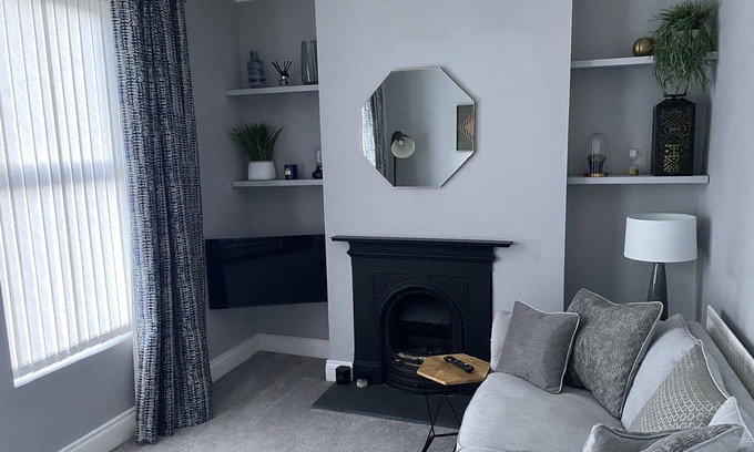 Queens Quarter Casa | Victorian House - South Belfast - Great transport - Lisburn Road - 3 double Beds