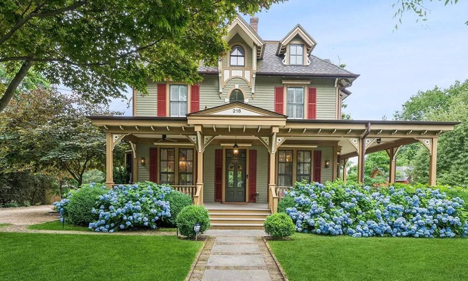 Mamaroneck Casa | Victorian Retreat Sleeps 12 with Pool, Gym, Near Water / Town / Train to NYC