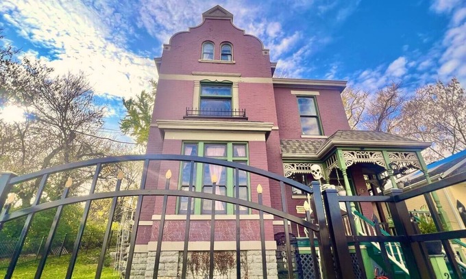 Ludlow Casa | Victorian Riverfront Estate mins from Cincinnati