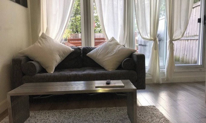 Cabbagetown South Apartamento | Victorian Rooftop Retreat with Private Patio