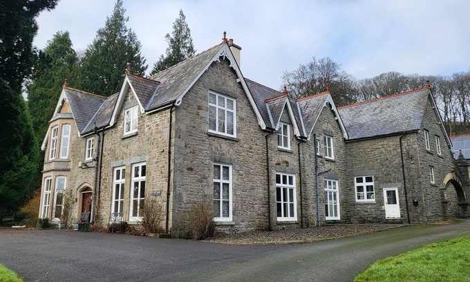 Llanycil Casa | Victorian stone mansion in extensive grounds overlooking Bala Lake