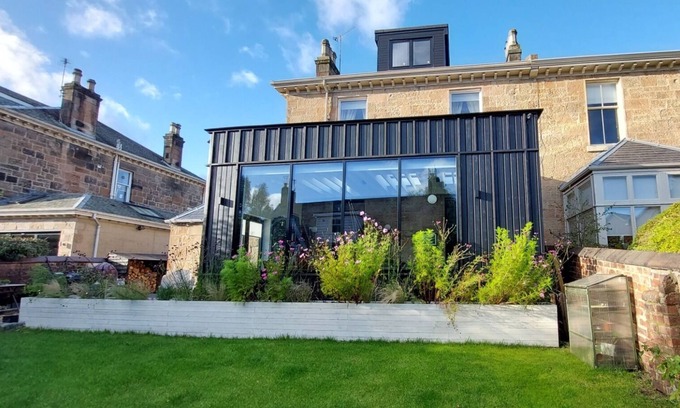 Glasgow Casa | Victorian Villa in Leafy Suburb with Sauna and Hot tub