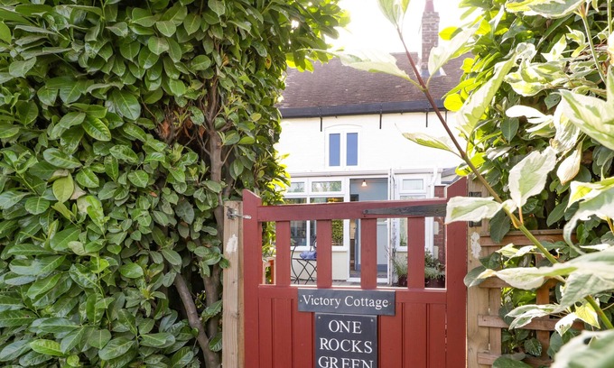 Ludlow Cabaña | VICTORY COTTAGE, pet friendly, with open fire in Ludlow