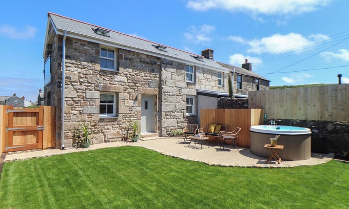 Pendeen Cabaña | VICTORY VIEW, pet friendly, with hot tub in Pendeen