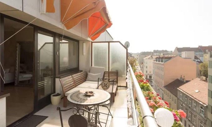 Favoriten Apartamento | Vienna Christmas Market Rooftop Dollhouse 4 Couple