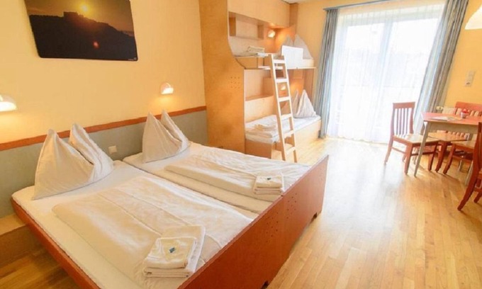 Gnas Casa | Vierbettzimmer mit Balkon - Jufa Hotel Vulkanland Sport-resort