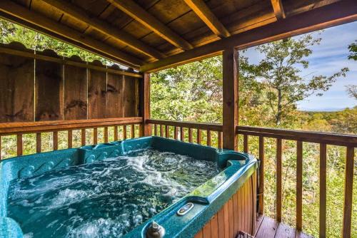 Gatlinburg - Pigeon Forge Casa | View! Cozy, Private, Fireplace, Hot Tub Log Cabin, Honeymoon!