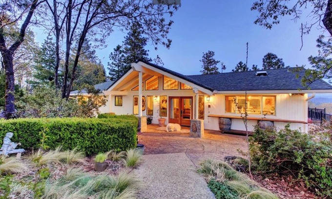 Cedar Ridge Casa | View Forever Vineyards Big House