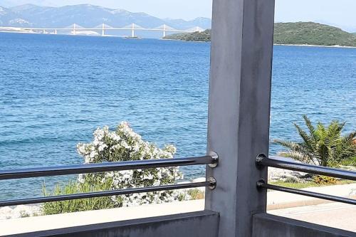 Drace Apartamento | View of the Pelješki bridge
