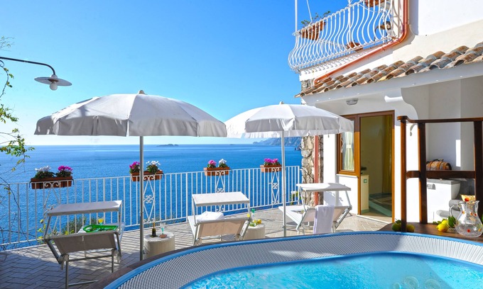 Arienzo Villa | Vista del mar desde el balcón