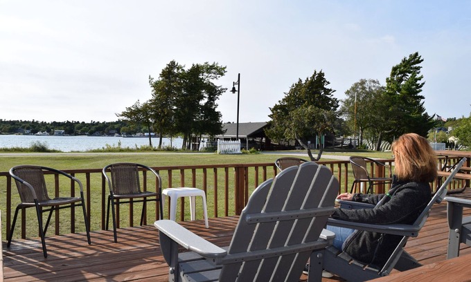 Beaver Island Cabaña | Vista de la bahía vale la pena la estancia. Beaver Island Harbour View Cottage
