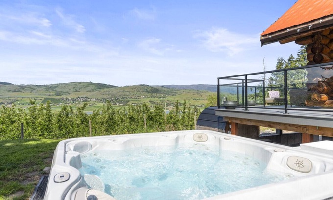 Vernon Apartamento | View Point Lodge - View, Hot Tub, Sauna, Cold Plunge