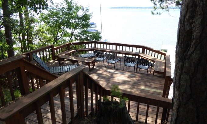 Higgins Lake Cabaña | Vista, frente al lago privado, terraza y muelle, bosque tranquilo. Hermosa cabaña y lago